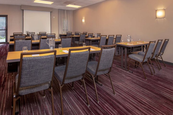 Ballroom/Hall 23 of 27