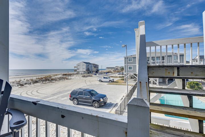 Ocean Isle Beach Condo w / Balcony: Steps to Shore!