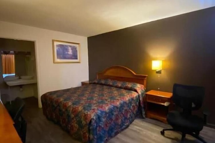 Room 8 of 16