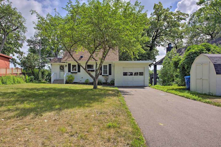 Cozy Plymouth Cottage w / Medicine Lake View!