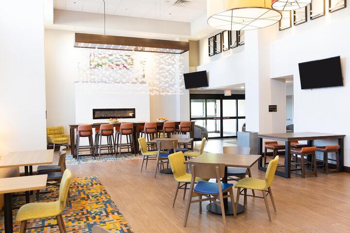 Hampton Inn & Suites Williamsport-Faxon Exit