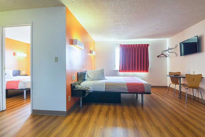 Room 34 of 40