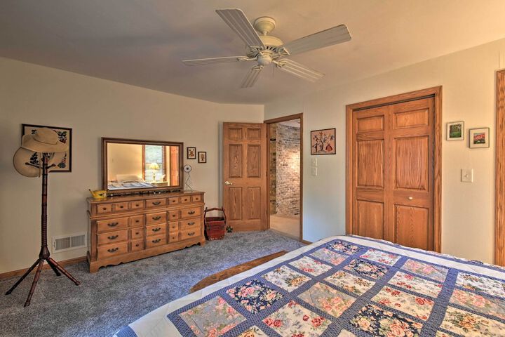 Spacious Lakehouse w / Deck Kayaks, & Dock!