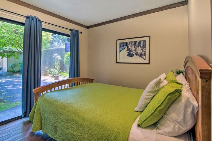 Coos Bay Cottage w / Fireplace & BBQ Patio!