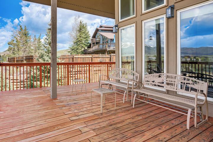 Hot Tub Relaxation: Luxe Summit Gem w / Mtn Views