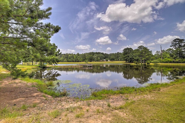 Lakefront Cabin w / Access to 2 Paddleboats!