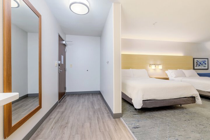Holiday Inn Express & Suites Medford by IHG