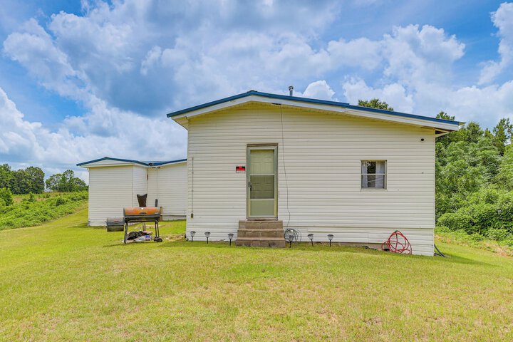 Clanton Cottage w / Charcoal Grill & Porch!