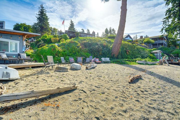 Gig Harbor House w / Private Beach + Views!