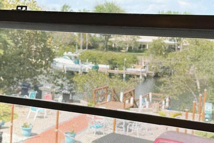 Waterfront corner 2 / 1 Apt
