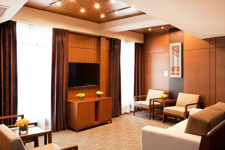 Lounge 43 of 49