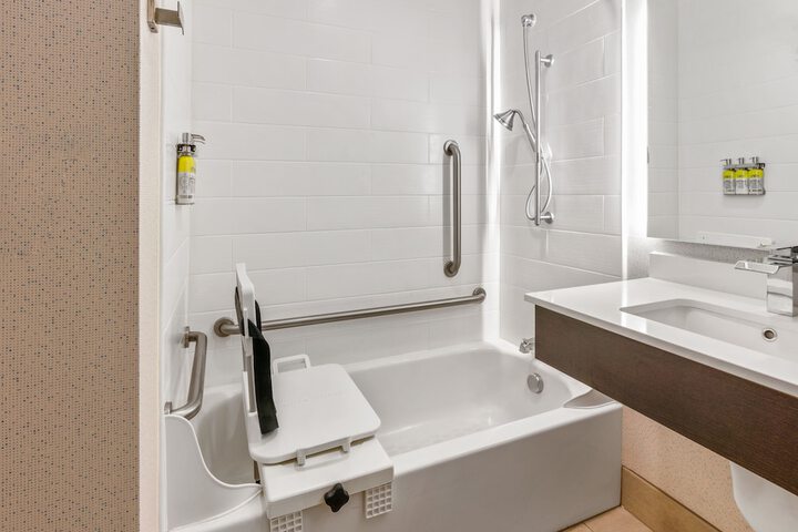 Holiday Inn Express & Suites Klamath Falls Central by IHG