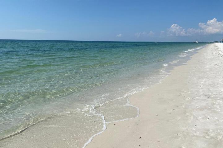 Closest 1BR to Vanderbilt Beach full kitchen with dishwasher, ALL NEW!