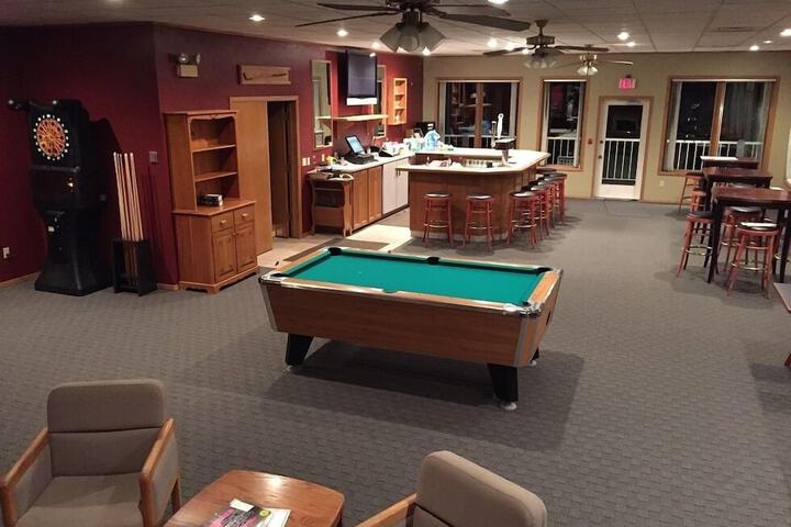 Lounge 12 of 14