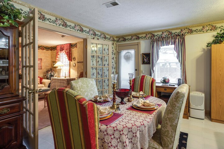 Large & Private Guest House Apt w / Patio + Views!