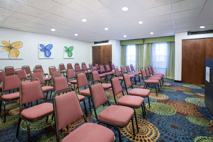 Wingate by Wyndham Roseville / Detroit
