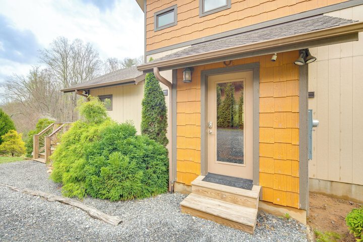 Sawyers Cabin w / Hot Tub in Blue Ridge Mtns!