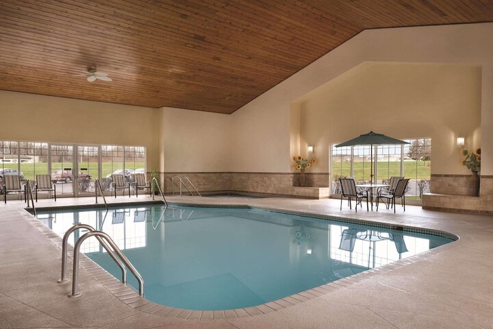 Country Inn & Suites by Radisson Germantown, WI
