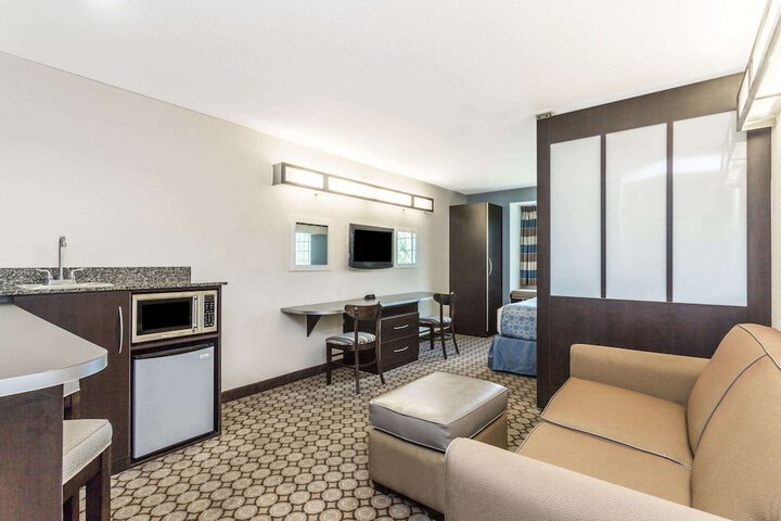Room 10 of 28
