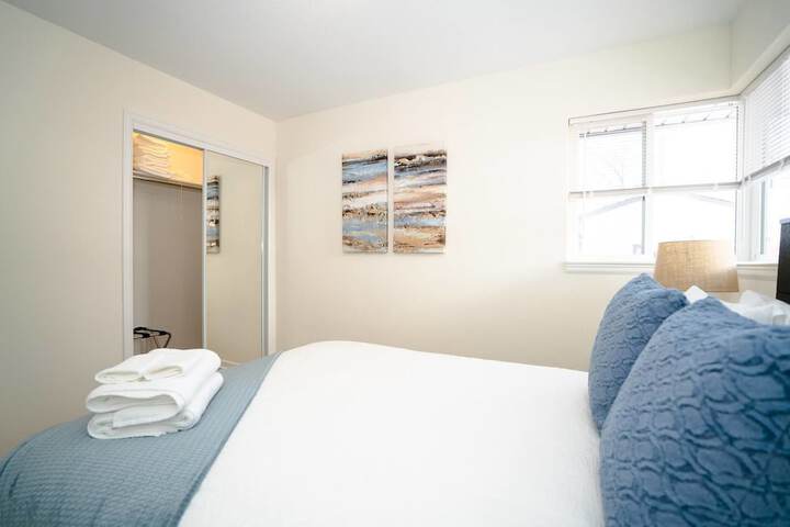 The Meadowlark Manor Spacious Backyard & Hot Tub