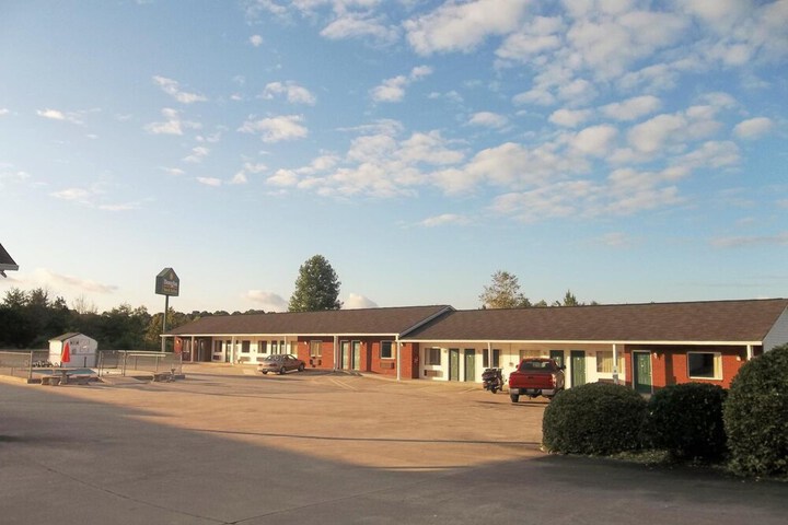Douglas Inn & Suites