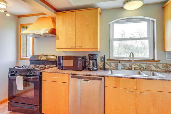 Pet-friendly New Berlin Retreat w / Patio & Yard!