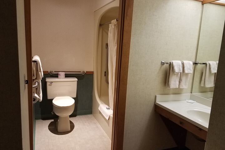 Room 40 of 77