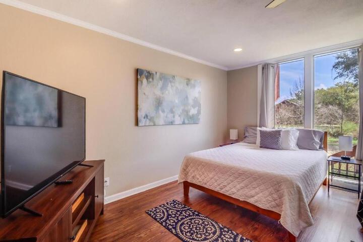 Lakeside Villa - Quite Location walk to the Country Club