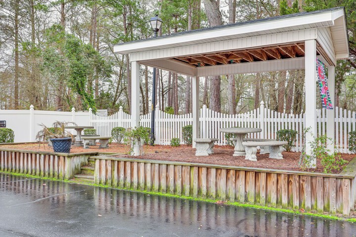 Townhome w / Outdoor Pool & White Lake Access!