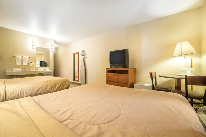 Econo Lodge Inn & Suites