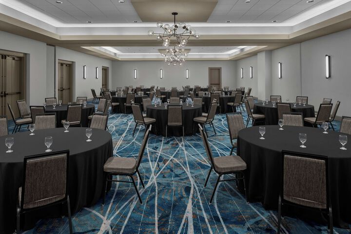 Sheraton Milwaukee Brookfield Hotel