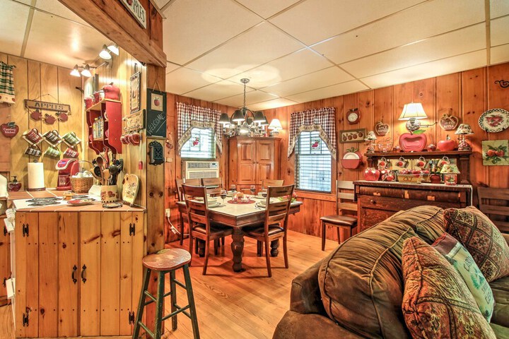 Pet-friendly Cabin w / Fire Pit BBQ & Great Deck!