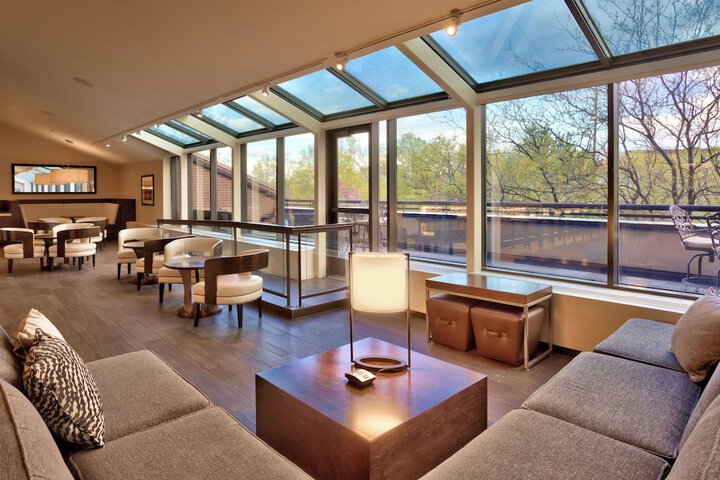 Lounge 43 of 48