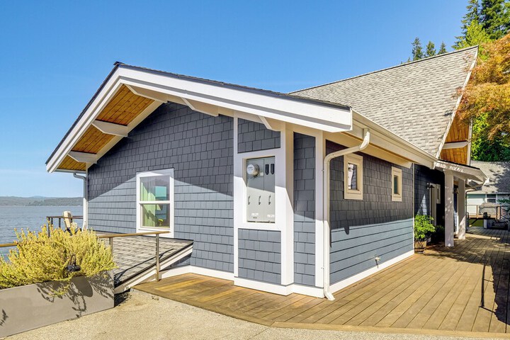 Bayfront Home w / Private Beach in Poulsbo!