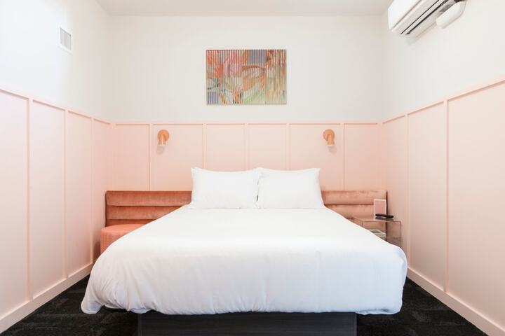 Room 33 of 195