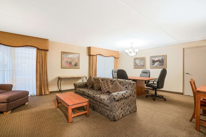 Ramada Hotel & Conference Center by Wyndham Plymouth