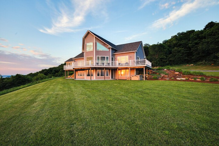 Lake View Champlain Home w / Hot Tub & Sauna!