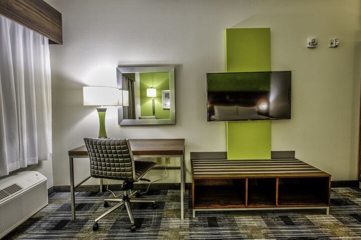 Holiday Inn Express & Suites Dallas NW - Farmers Branch by IHG