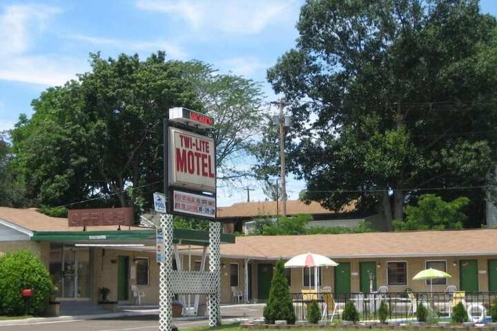 Twi-Lite Inn