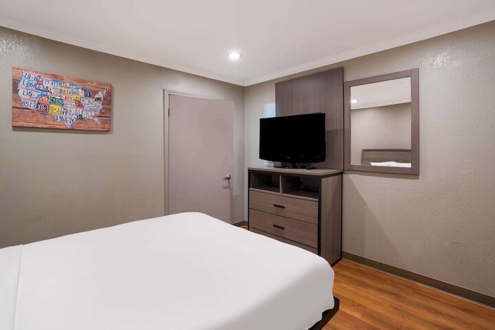 Room 32 of 33