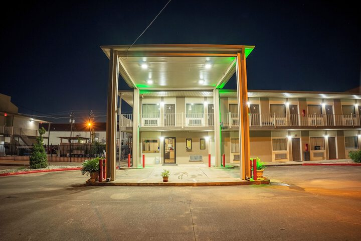 Regency Inn & Suites by OYO Bay City TX