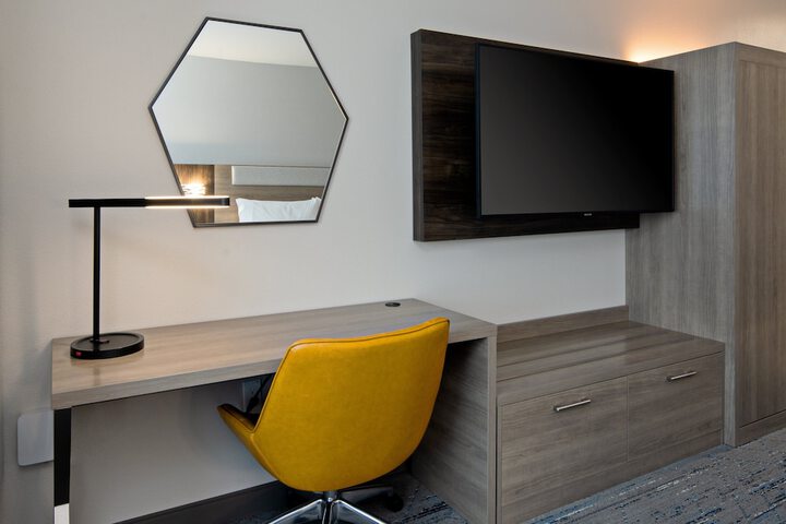Holiday Inn Express & Suites Valencia - Santa Clarita by IHG