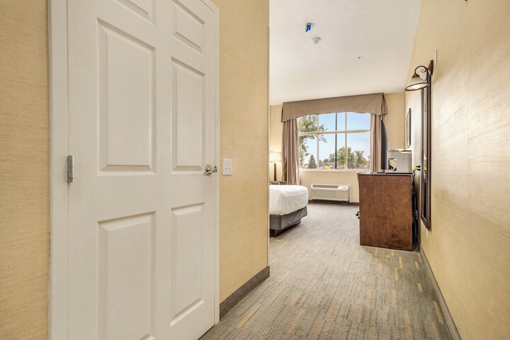 Room 33 of 200