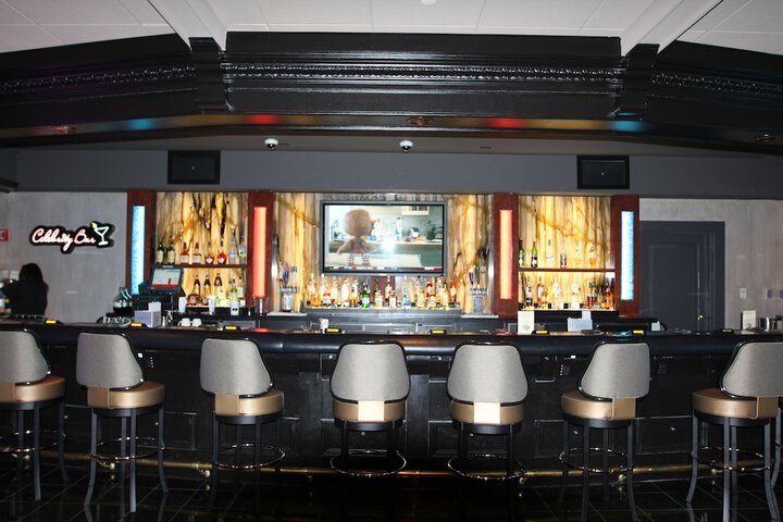 Lounge 51 of 54