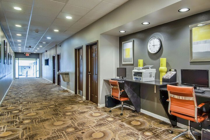 Days Inn & Suites by Wyndham Johnson City