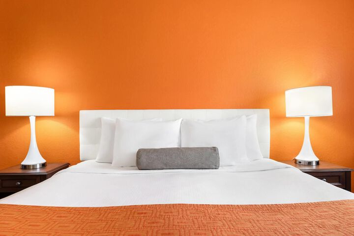 Howard Johnson Hotel & Suites by Wyndham Oacoma