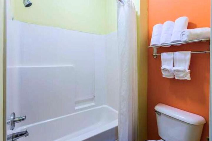 Rock Island Inn & Suites Streator IL