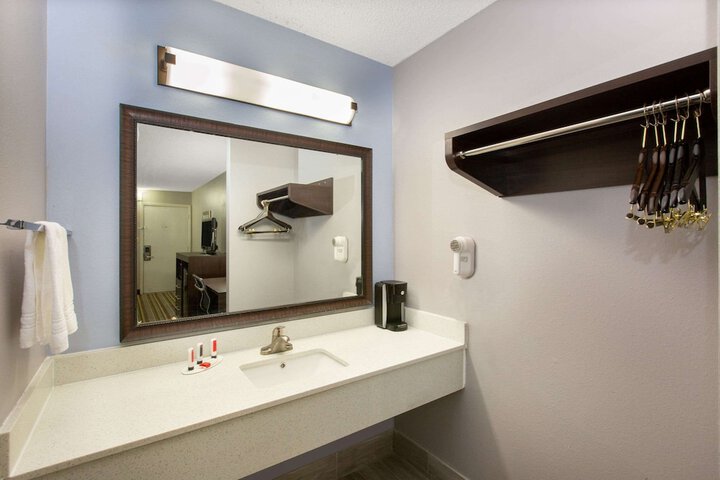 Room 13 of 24