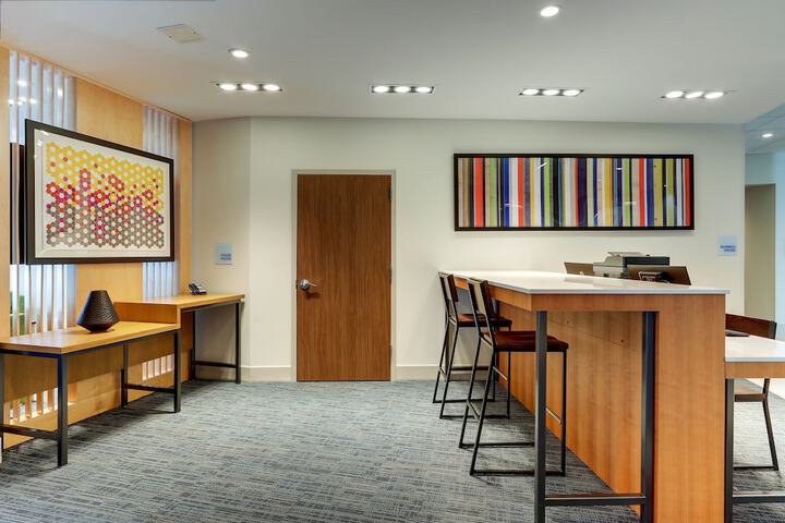 Holiday Inn Express & Suites Roanoke – Civic Center by IHG