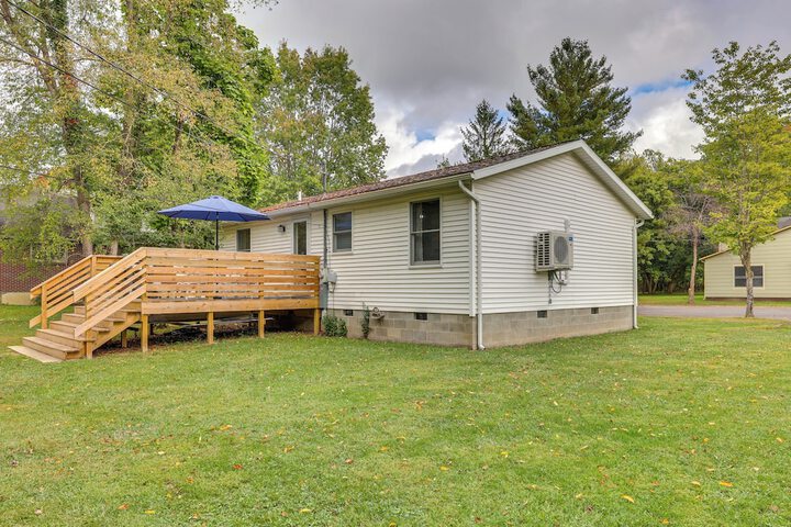 Greenbrier River Retreat w / Deck - Steps to Trail!